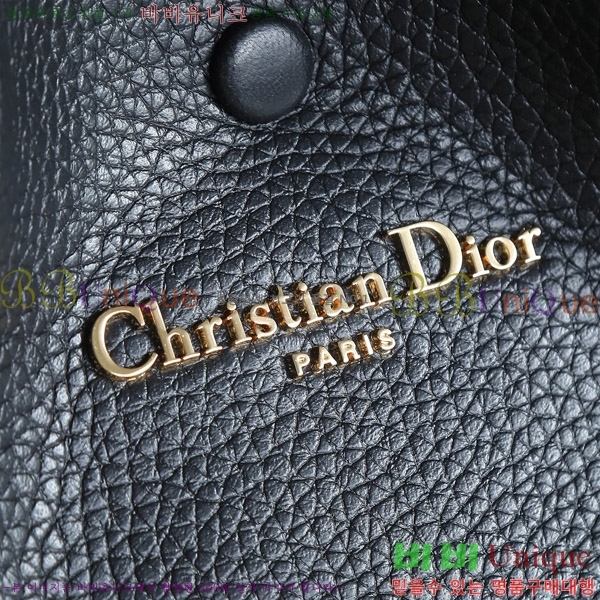 # Signature  Ŷ D799100-702
